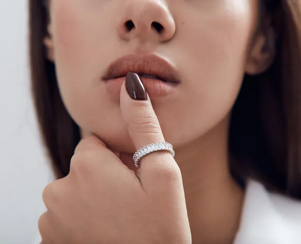 Серебряное кольцо Страсть с прорачными фианитами