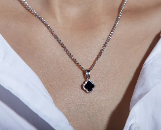 Silver suspension Clover with zirconium and onyx insert