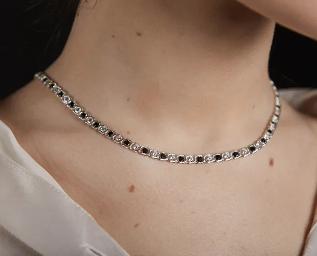 Серебряное колье Арабский Бисмарк с черно-белыми фианитами 