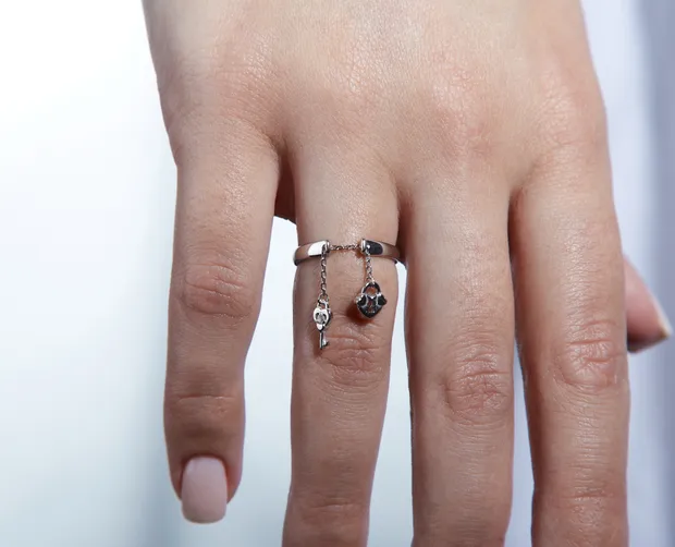Серебряное кольцо с подвеской Секрет 